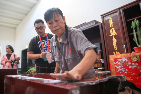 推光漆器的制作工艺分为木胎、灰胎、漆工、画工、推光等步骤。新华网发&nbsp;（李泽锋&nbsp;摄）