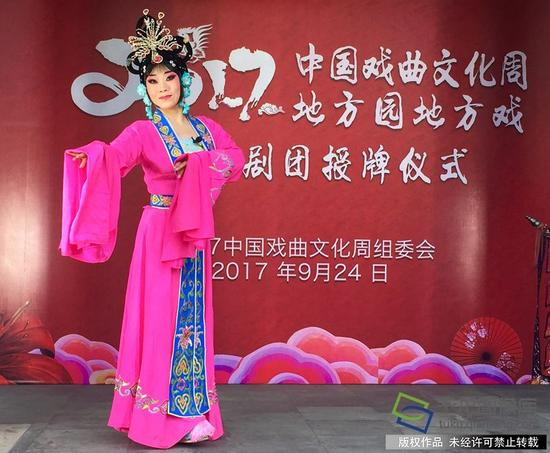 　　9月24日，2017中国戏曲文化周地方园地方戏签约剧团授牌仪式在北京园博园举办。图为阿宫腔传承人李曼表演阿宫腔《女巡按》。千龙网记者 王硕摄