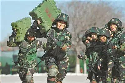 女子特战连官兵进行扛弹药箱冲刺比赛。