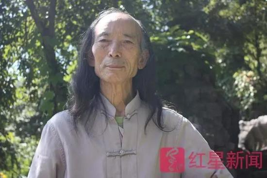 一头长发的宋培伦。