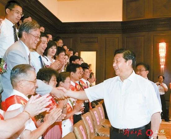 2007年8月13日，习近平会见上海市优秀志愿者和先进集体代表。