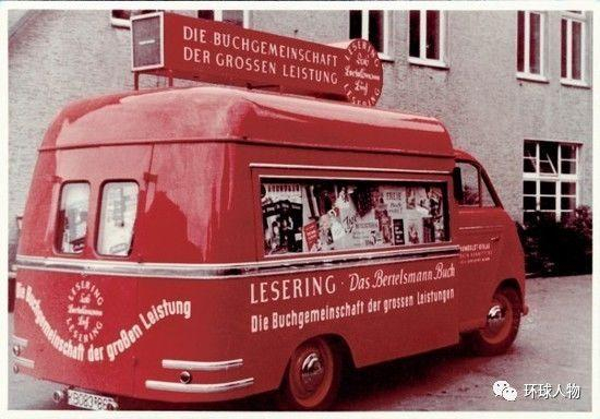 1953 年，利用“图书巴士”招募书友会会员