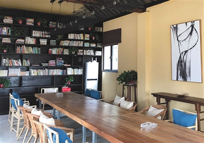 兰考县东坝头乡张庄村，阅览室内桌椅整齐。