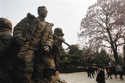 2014年4月3日，清明前夕，全国社会各界人士来到兰考县焦裕禄陵园祭拜焦裕禄。图/视觉中国