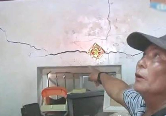  不少居民房屋龟裂，且裂痕愈来愈严重。（电视画面）