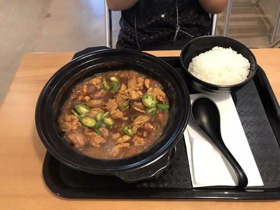 店里唯一的食物——黄焖鸡米饭。