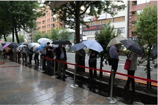 店外排队的长龙。