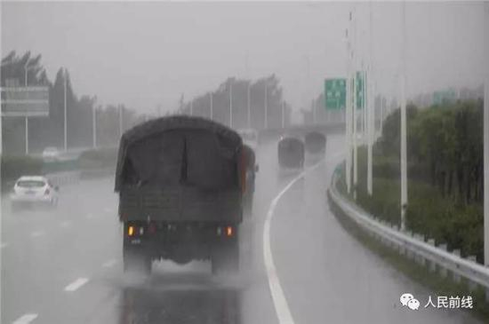 某舟桥旅组织驾驶员进行长途驾驶训练。