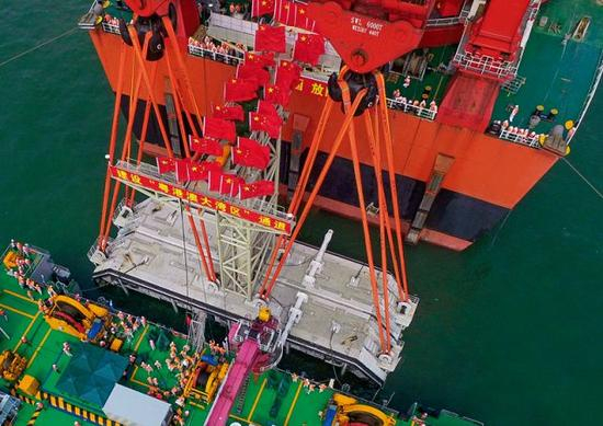 　　▲5月2日，港珠澳大桥岛隧工程海底隧道的最终接头——重约6000吨的钢结构混凝土预制件在伶仃洋主航道吊装下沉对接完成（刘大伟摄/本刊）