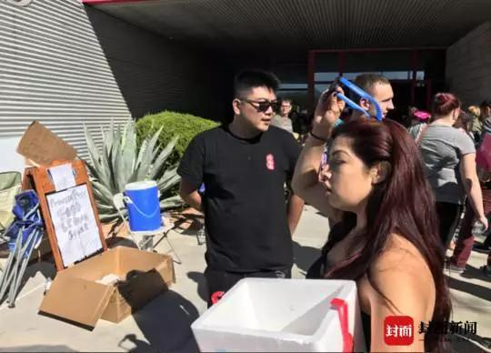 川菜馆老板加班赶制300份中国炒面