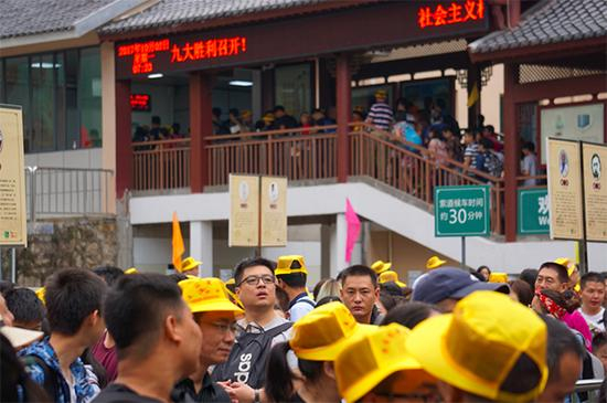 10月2日7：23日，玉屏索道下站慈光阁检票口前，游客已排起了长龙。澎湃新闻记者 胡芮默 图