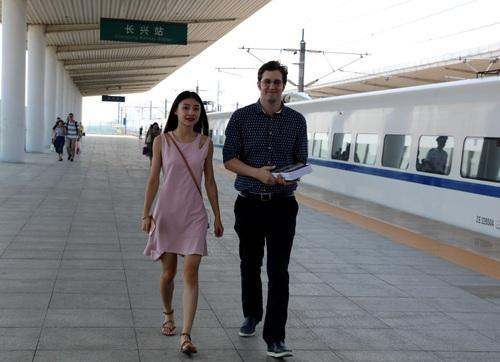 图丨刚下高铁的瑞安（右）。方敏摄