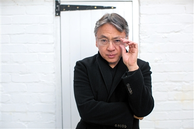 石黑一雄（Kazuo Ishiguro） 日裔英国小说家，新晋诺贝尔文学奖得主。1954年生于日本长崎，1960年随家人移居英国，曾获1989年布克奖、大英帝国勋章、法国艺术及文学骑士勋章。代表作有《远山淡影》《浮世画家》《长日留痕》《无可慰藉》《上海孤儿》《被掩埋的巨人》等。