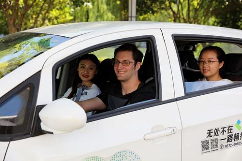 图丨瑞安驾驶共享新能源汽车。方敏摄