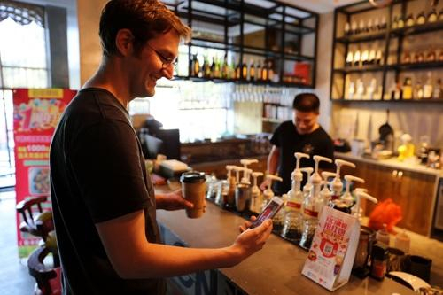 图丨瑞安用手机扫码购买咖啡。方敏摄