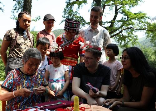 图丨瑞安在长兴看大妈做女红。方敏摄