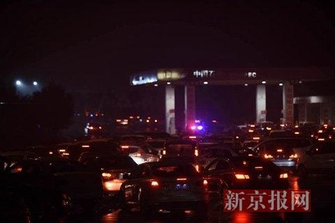 饶阳服务区加油站也排起长队