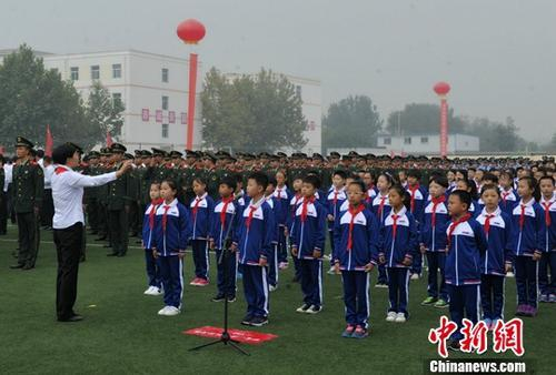 10月1日9时许，伴随着雄壮的国歌，鲜艳的五星红旗在雄安新区容城县容城中学操场升起。这是雄安新区设立之后，首次举行庆祝国庆“升国旗、唱国歌”仪式。中新社记者 韩冰 摄