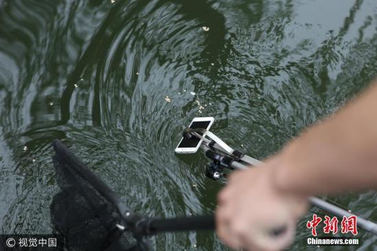 　　金属杆上的红外线摄像头和显示屏，配合前端的夹子使用，杆子也可根据水的深浅自由伸缩。图片来源：视觉中国