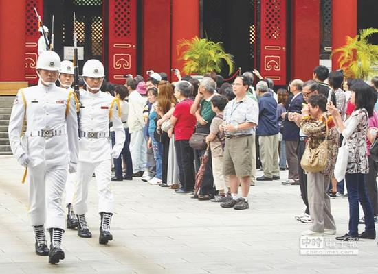 图为大陆游客到台湾必访的台北忠烈祠，过去人潮如织。（图片来源：台湾《中时电子报》）