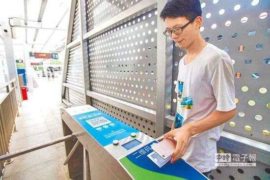 武汉BRT武昌站，乘客刷手机搭车。（图片来源：台湾《中时电子报》）