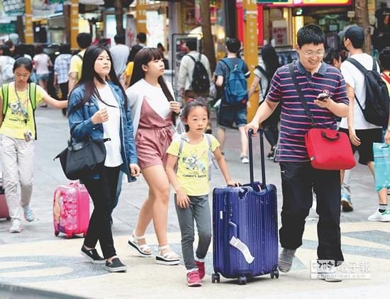 在台湾旅游的大陆游客。（图片来源：台湾《中时电子报》）