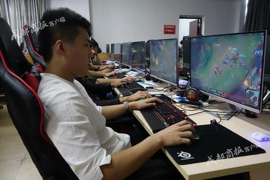 电竞女生的日常>>>