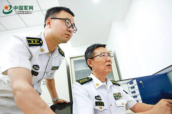 黄韦艮（右）正在指导团队成员进行课题研究。张力行&nbsp;摄