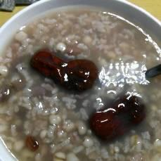 大枣、糯米同煮，再放入适量白糖，有健脾胃、益气血、利湿止泻、生津止渴之功效，对于食欲不振、慢性肠炎、高血压的人更适用。