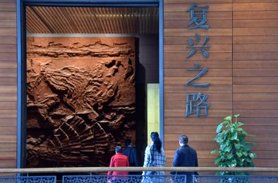 ▲2017年10月11日，游客在国家博物馆观看《复兴之路》展览。新华社记者罗晓光摄