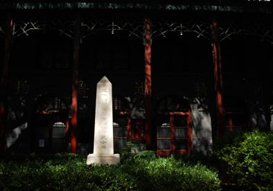 ▲北京市鲁迅中学内的“三一八遇难烈士纪念碑”，上面铭刻着刘和珍、杨德群的名字。（摄影：李斌）