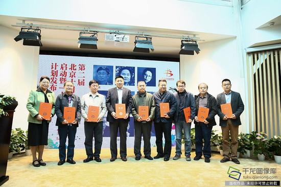 　　北京出版集团启动了“十月签约作家”计划，阿来、刘庆邦、叶广芩、宁肯、关仁山、红柯、李洱、邱华栋、徐则臣9位全国知名作家与北京十月文艺出版社正式签约，成为了首批“十月签约作家”。千龙网记者 许珠珠摄