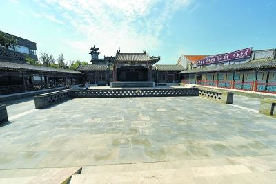 　　▲胜芳流传谚语：“胜芳镇三宗宝，戏楼、牌坊、文昌阁”。戏楼居三宝之首，系胜芳昔日著名民间娱乐场所，也叫“九成楼”。