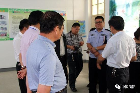 吴微（右二）在工作中。