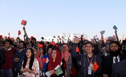 上千名巴基斯坦师生齐声高唱中国国歌。