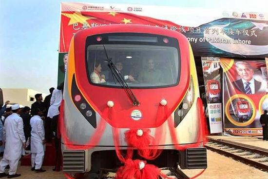 巴基斯坦拉合尔轨道交通橙线项目首列车接车仪式现场。