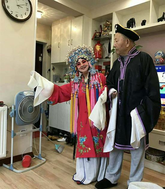 10月4日，曹雪梅在直播中的戏服装扮。受访者供图