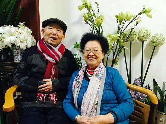 76岁直播播主“开心奶奶”曹雪梅与她的搭档、80岁老伴崔兴礼。受访者供图