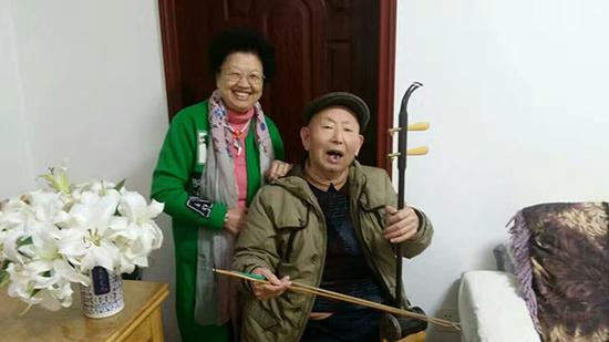今年春节，崔兴礼重拉胡琴。受访者供图