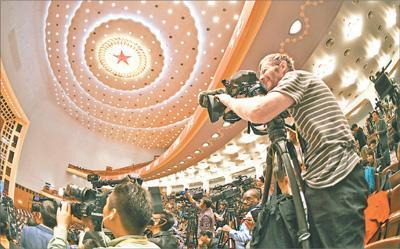 十月十八日，中国共产党第十九次全国代表大会在北京人民大会堂隆重开幕。图为中外记者全神贯注聚焦大会。本报记者 雷 声摄