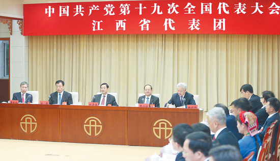 10月18日，江西省代表团在住地举行全体会议，讨论党的十九大报告。（ 梁振堂 摄）