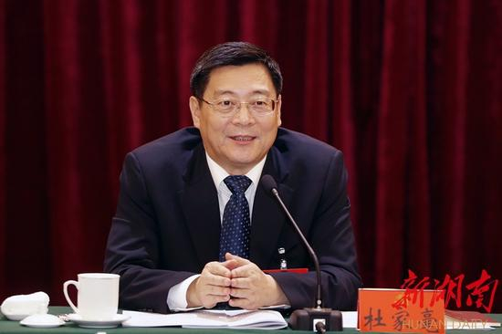 杜家毫代表主持会议并发言。