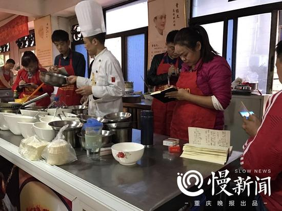 “食光机”学员学习小面制作