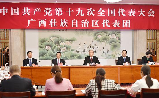 　　10月18日下午，广西壮族自治区代表团在住地举行全体会议，讨论习近平同志在中国共产党第十九次全国代表大会上所作的报告。全国政协副主席马飚作为广西壮族自治区代表团代表参加讨论。自治区党委书记、代表团团长彭清华主持会议并发言，自治区主席、代表团副团长陈武在会上发言。记者 黄 克 邓 华 摄