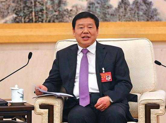  10月18日，陕西代表团团长、省委书记娄勤俭讨论党的十九大报告。