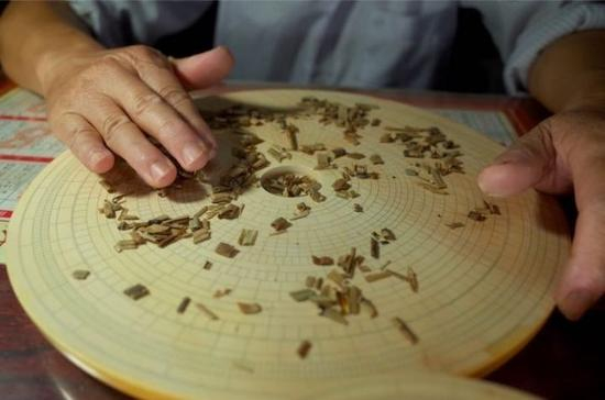 安徽万安手艺人在制作罗盘。