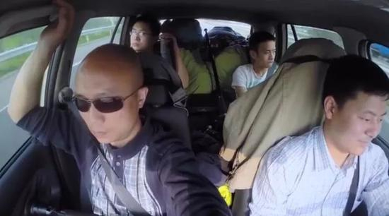 张景的四人团队，三人拍摄，一人开车。