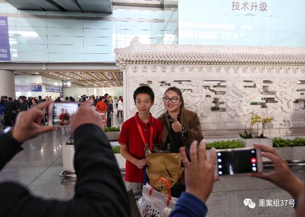 ▲前来迎接的老师与中国数独队队员在机场合影。&nbsp;&nbsp;&nbsp;&nbsp;新京报记者 王飞 摄