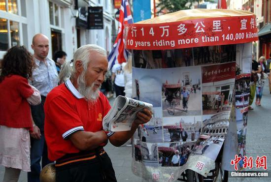 资料图：被形容为“奥运狂人”的中国老汉陈冠明。记者 王健 摄