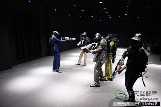 图为外国媒体记者体验VR游戏。千龙网记者 孙迟摄